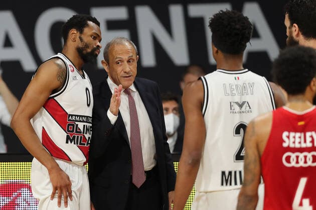Cheftrainer Ettore Messina (Mailand) gibt Anweisungen GER, FC Bayern Basketball - Armani Olimpia Mailand, Basketball, EuroLeague Viertelfinale Spiel 4, Saison 2020 2021, 30.04.2021, GER, FC Bayern Basketball - Armani Olimpia Mailand, Basketball, EuroLeague Viertelfinale Spiel 4, Saison 2020 2021, 30.04.2021, Muenchen Copyright: xEIBNER MarcelxEngelbrechtx EP_EER