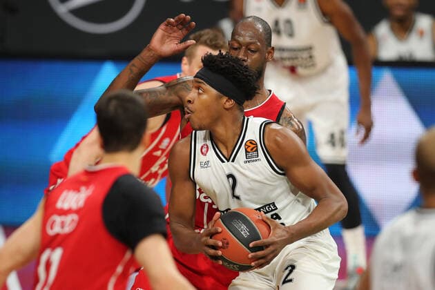 Zach Leday (Mailand) setzt sich gegen James Gist (Muenchen) durch GER, FC Bayern Basketball - Armani Olimpia Mailand, Basketball, EuroLeague Viertelfinale Spiel 4, Saison 2020 2021, 30.04.2021, GER, FC Bayern Basketball - Armani Olimpia Mailand, Basketball, EuroLeague Viertelfinale Spiel 4, Saison 2020 2021, 30.04.2021, Muenchen Copyright: xEIBNER MarcelxEngelbrechtx EP_EER