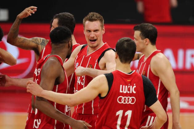 Leon Radosevic (Muenchen) bejubelt gemeinsam mit seinen Teamkollegen den Sieg GER, FC Bayern Basketball - Armani Olimpia Mailand, Basketball, EuroLeague Viertelfinale Spiel 4, Saison 2020 2021, 30.04.2021, GER, FC Bayern Basketball - Armani Olimpia Mailand, Basketball, EuroLeague Viertelfinale Spiel 4, Saison 2020 2021, 30.04.2021, Muenchen Copyright: xEIBNER MarcelxEngelbrechtx EP_EER