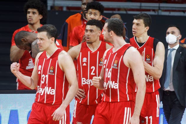 Motiviert ... Bayerns 31 Zan Mark SISKO, 2 Wade BALDWIN IV, 16 Paul ZIPSER und 11 Vladimir LUCIC. Basketball, FC Bayern - Milano, Euroleague, Quaterfinal, match 4, Season 2020-2021, am 30.4.2021 in Muenchen, A U D I D O M E, Deutschland. Quelle Copyright Credit : Oryk HAIST