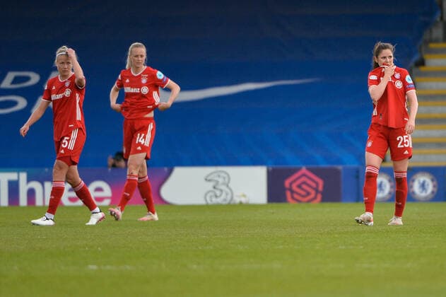 Enttäuschung beim FC Bayern München, Hanna Glas (FCB, 5), Amanda Ilestedt (FCB, 14), Sarah Zadrazil (FCB, 25), 02.05.2021, London, Fussball, UEFA Women s Champions League, Chelsea FC - FC Bayern München