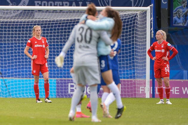Sport Bilder des Tages Enttäuschung beim FC Bayern, Carina Wenninger (FCB, 19), Hanna Glas (FCB, 5), Freude bei Chelsea FC, 02.05.2021, London, 02.05.2021, London, Fussball, UEFA Women s Champions League, Chelsea FC - FC Bayern München