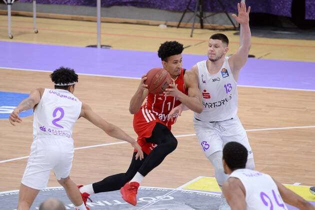 Jason George (FC Bayern Muenchen) (am Ball), Rihards Lomazs (BG Goettingen) (R), Nelson Weidemann (BG Goettingen) (L) , Basketball, Bundesliga, BBL, BG Goettingen - FC Bayern Muenchen, 02.05.2021, BG Goettingen - FC Bayern Muenchen, Basketball, Bundesliga, GER, BBL, 02.05.2021 Goettingen Copyright: xEibner-Pressefotox-xRolandxSippelx