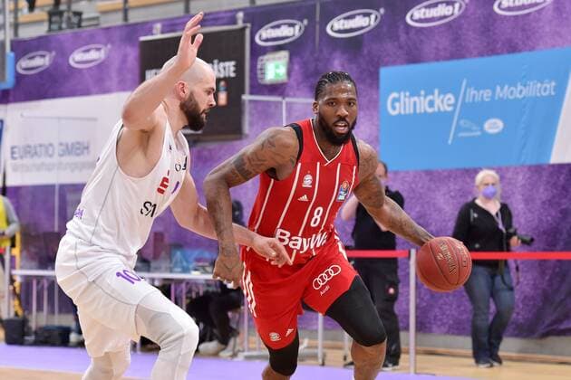 Jalen Reynolds (FC Bayern Muenchen) (am Ball), Dennis Kramer (BG Goettingen) (L) , Basketball, Bundesliga, BBL, BG Goettingen - FC Bayern Muenchen, 02.05.2021, BG Goettingen - FC Bayern Muenchen, Basketball, Bundesliga, GER, BBL, 02.05.2021 Goettingen Copyright: xEibner-Pressefotox-xRolandxSippelx
