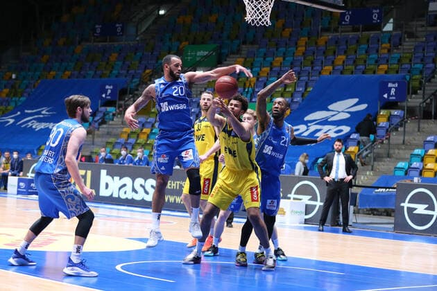 Moore Rasheed,(Fraport Skyliners, 20),Agbakoko Norris ,(EWE Baskets Oldenburg, 17),Murphy Kamari,(Fraport Skyliners, 21), , GER, Basketball,Fraport Skyliners - EWE Baskets Oldenburg, 02.05.2021, Frankfurt Copyright: xEibner-Pressefoto UlrichxScherbaumx EP_usm