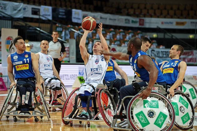 02.05.2021, xovx, Rollstuhlbasketball Champions Cup 2021, Finale, , RSB Thuringia Bulls - RSV Lahn-Dill v.l. Steve Serio (RSV Lahn-Dill), Andre Bienek (RSB Thuringia Bulls), Jens Albrecht (RSB Thuringia Bulls), Simon Brown (RSV Lahn-Dill), Brian Bell (RSV Lahn-Dill), Thomas Böhme (RSV Lahn-Dill) Wetzlar Rittal-Arena Hessen Deutschland (DE)