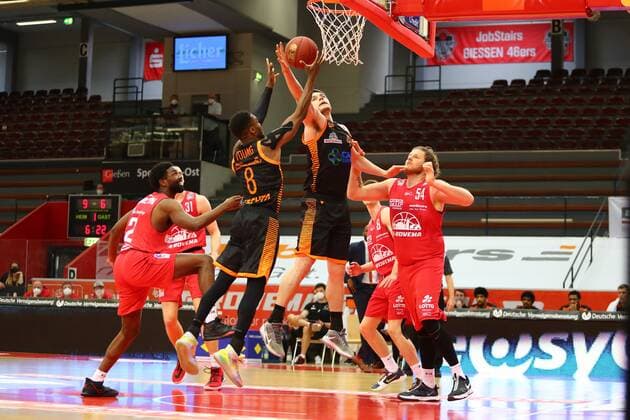 Zweikampf am Korb, von links: Isaac Hamilton (Giessen), Josh Young (Vechta), Will Vorhees (Vechta), John Bryant (Giessen) Jobstairs Giessen 46ers vs Rasta Vechta, Basketball, Bundesliga, 02.05.2021 Jobstairs Giessen 46ers vs Rasta Vechta, Basketball, Bundesliga, 02.05.2021 Giessen Copyright: xEibner-Pressefotox EP_RWS