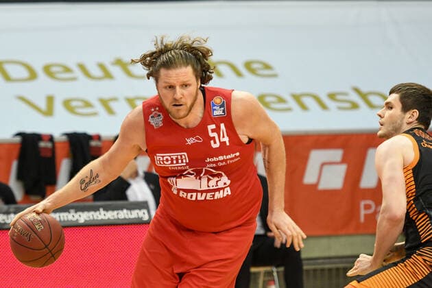 John Bryant, Will Vorhees 32. Spieltag, Basketball Bundesliga, Basketball Saison 2020 2021, Deutschland, easyCredit BBL, Germany, Giessen 46ers, giessen rot, Herren, Jobstairs GIESSEN 46ers - Rasta Vechta, Männer, Vechta in schwarz