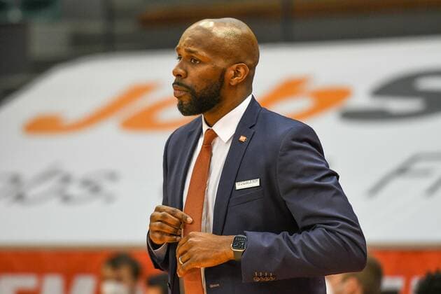 Derick Allen, Coach Vechta 32. Spieltag, Basketball Bundesliga, Basketball Saison 2020 2021, Deutschland, easyCredit BBL, Germany, Giessen 46ers, giessen rot, Herren, Jobstairs GIESSEN 46ers - Rasta Vechta, Männer, Vechta in schwarz