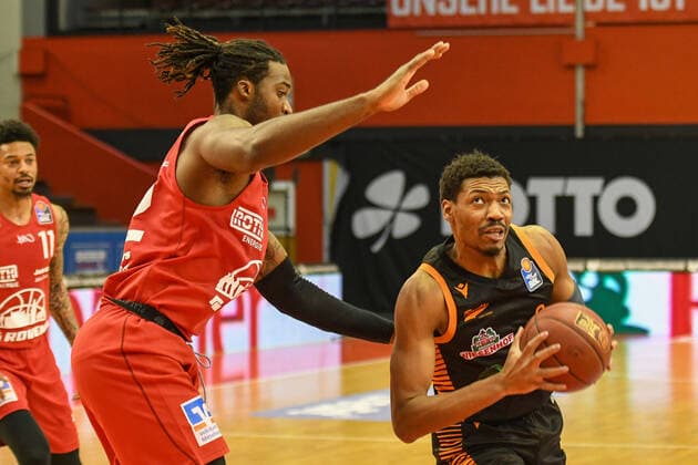 Chad Brown, Kennedy Sha Markus 32. Spieltag, Basketball Bundesliga, Basketball Saison 2020 2021, Deutschland, easyCredit BBL, Germany, Giessen 46ers, giessen rot, Herren, Jobstairs GIESSEN 46ers - Rasta Vechta, Männer, Vechta in schwarz