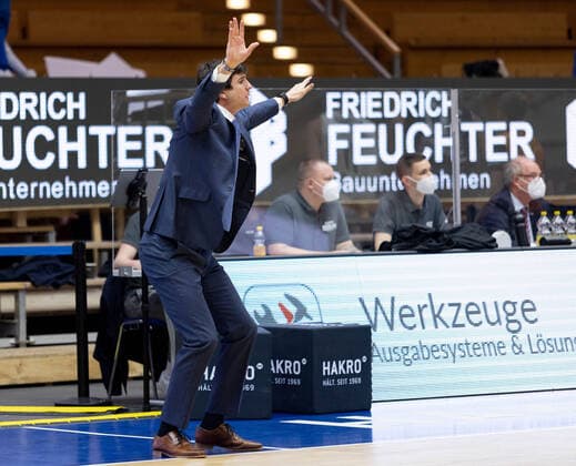 Pedro Calles (Hamburg Towers, Head Coach) HAKRO Merlins Crailsheim vs. Hamburg Towers, Basketball, Bundesliga, easy credit BBL, Spieltag 32, Spielzeit 2020 2021, 02.05.2021, ¨¨ HAKRO Merlins Crailsheim vs. Hamburg Towers, Basketball, Bundesliga, easy credit BBL, Spieltag 32, Spielzeit 2020 2021, 02.05.2021 Ilshofen Copyright: xNinaxSander xEibnerxPressefotoxIx EP_NSR