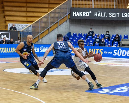 Maurice Stuckey (Hakro Merlins Crailsheim, 3) Bogdan Radosvljevic (Hakro Merlins Crailsheim, 15) T.J. Shorts (Hamburg Towers, 0) HAKRO Merlins Crailsheim vs. Hamburg Towers, Basketball, Bundesliga, easy credit BBL, Spieltag 32, Spielzeit 2020 2021, 02.05.2021, ¨¨ HAKRO Merlins Crailsheim vs. Hamburg Towers, Basketball, Bundesliga, easy credit BBL, Spieltag 32, Spielzeit 2020 2021, 02.05.2021 Ilshofen Copyright: xNinaxSander xEibnerxPressefotoxIx EP_NSR