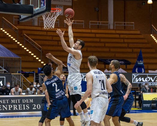Trae Bell Haynes (Hakro Merlins Crailsheim, 2) Johannes Richter (Hamburg Towers, 12) Justus Hollatz (Hamburg Towers, 21) HAKRO Merlins Crailsheim vs. Hamburg Towers, Basketball, Bundesliga, easy credit BBL, Spieltag 32, Spielzeit 2020 2021, 02.05.2021, ¨¨ HAKRO Merlins Crailsheim vs. Hamburg Towers, Basketball, Bundesliga, easy credit BBL, Spieltag 32, Spielzeit 2020 2021, 02.05.2021 Ilshofen Copyright: xNinaxSander xEibnerxPressefotoxIx EP_NSR