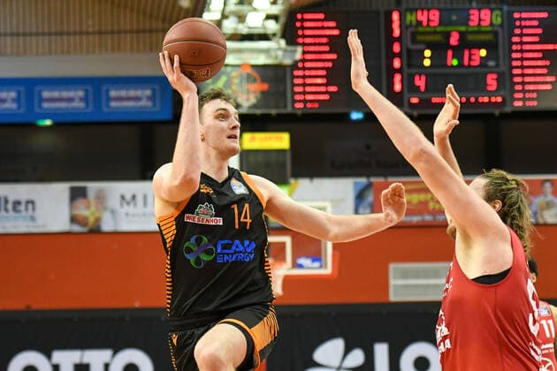 Philipp Herkenhoff, John Bryant 32. Spieltag, Basketball Bundesliga, Basketball Saison 2020 2021, Deutschland, easyCredit BBL, Germany, Giessen 46ers, giessen rot, Herren, Jobstairs GIESSEN 46ers - Rasta Vechta, Männer, Vechta in schwarz