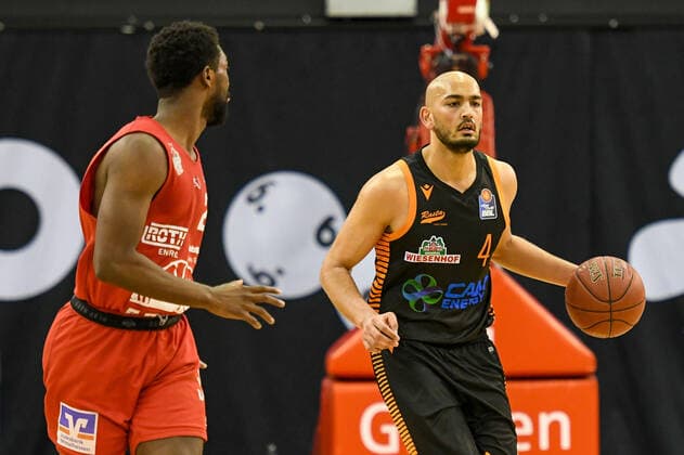 Isaac Hamilton, Stefan Peno 32. Spieltag, Basketball Bundesliga, Basketball Saison 2020 2021, Deutschland, easyCredit BBL, Germany, Giessen 46ers, giessen rot, Herren, Jobstairs GIESSEN 46ers - Rasta Vechta, Männer, Vechta in schwarz