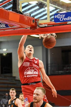 Scottie James Jr. 32. Spieltag, Basketball Bundesliga, Basketball Saison 2020 2021, Deutschland, easyCredit BBL, Germany, Giessen 46ers, giessen rot, Herren, Jobstairs GIESSEN 46ers - Rasta Vechta, Männer, Vechta in schwarz