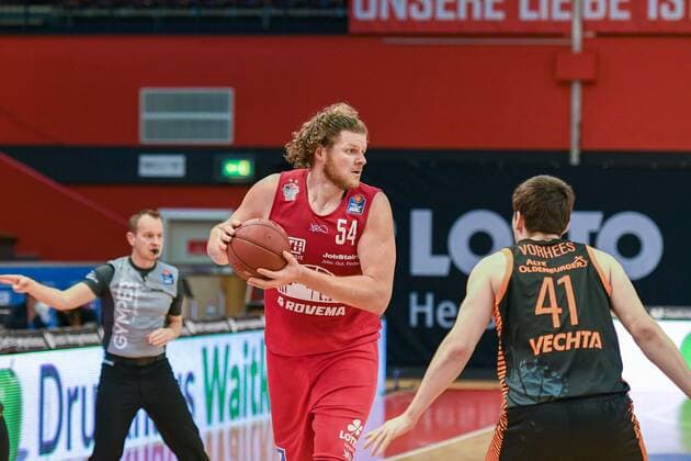 John Bryant, Will Vorhess 32. Spieltag, Basketball Bundesliga, Basketball Saison 2020 2021, Deutschland, easyCredit BBL, Germany, Giessen 46ers, giessen rot, Herren, Jobstairs GIESSEN 46ers - Rasta Vechta, Männer, Vechta in schwarz