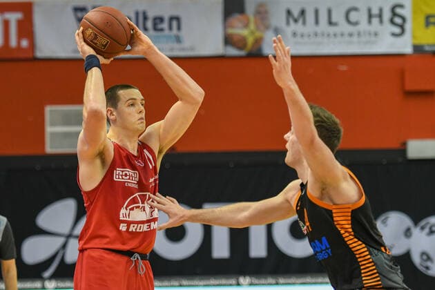 Scottie James Jr. Will Vorhess 32. Spieltag, Basketball Bundesliga, Basketball Saison 2020 2021, Deutschland, easyCredit BBL, Germany, Giessen 46ers, giessen rot, Herren, Jobstairs GIESSEN 46ers - Rasta Vechta, Männer, Vechta in schwarz