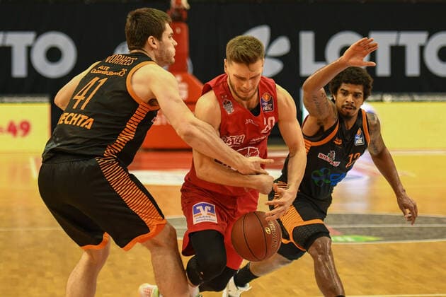 Will Vorhess, Ferdinand Zylka, Edgar Sosa 32. Spieltag, Basketball Bundesliga, Basketball Saison 2020 2021, Deutschland, easyCredit BBL, Germany, Giessen 46ers, giessen rot, Herren, Jobstairs GIESSEN 46ers - Rasta Vechta, Männer, Vechta in schwarz