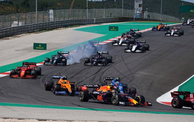 FORMULA 1 HEINEKEN PORTUGUESE GRAND PRIX 2021 02.05.2021, Autodromo Internacional do Algarve, Portimao, FORMULA 1 HEINEKEN PORTUGUESE GRAND PRIX 2021,im Bild Rennstart: Valtteri Bottas (FIN 77), Mercedes-AMG Petronas Formula One Team, Lewis Hamilton (GBR 44), Mercedes-AMG Petronas Formula One Team, Max Verstappen (NEL 33), Red Bull Racing Honda, Sergio Perez (MEX 11), Red Bull Racing Honda, Carlos Sainz Jr. (ESP 55), Scuderia Ferrari Mission Winnow, Lando Norris (GBR 4), McLaren F1 Team, Esteban Ocon (FRA 31), Alpine F1 Team, Charles Leclerc (MCO 16), Scuderia Ferrari Mission Winnow, Sebastian Vettel (DEU 5), Aston Martin Cognizant Formula One Team, Pierre Gasly (FRA 10), Scuderia AlphaTauri Honda, Fernando Alonso (ESP 14), Alpine F1 Team, George Russel (GBR 63), Williams Racing, Kimi Raikkonen (FIN 7), Alfa Romeo Racing ORLEN, Yuki Tsunoda (JPN 22), Scuderia AlphaTauri Honda, Antonio Giovinazzi (ITA 99), Alfa Romeo Racing ORLEN, Daniel Ricciardo (AUS 3), McLaren F1 Team