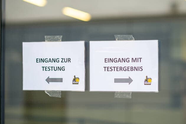 Corona Testung vor dem Spiel, verschiedene Eingaenge, MHP Riesen Ludwigsburg vs. Telekom Baskets Bonn, Basketball, Bundesliga, easycredit BBL, 32. Spieltag, Spielzeit 2020 2021, 02.05.2021, MHP Riesen Ludwigsburg vs. Telekom Baskets Bonn, Basketball, Bundesliga, easycredit BBL, 32. Spieltag, Spielzeit 2020 2021, 02.05.2021 Ludwigsburg Copyright: xEibner-Pressefoto SaschaxWaltherx EP_SWA