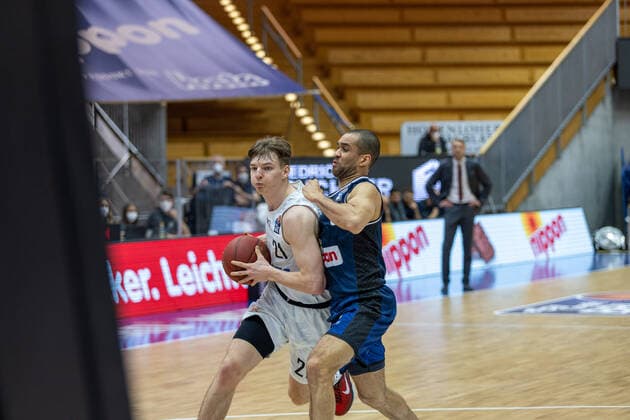 Justus Hollatz (Hamburg Towers, 21) Elias Lasisi (Hakro Merlins Crailsheim, 6) HAKRO Merlins Crailsheim vs. Hamburg Towers, Basketball, Bundesliga, easy credit BBL, Spieltag 32, Spielzeit 2020 2021, 02.05.2021, ¨¨ HAKRO Merlins Crailsheim vs. Hamburg Towers, Basketball, Bundesliga, easy credit BBL, Spieltag 32, Spielzeit 2020 2021, 02.05.2021 Ilshofen Copyright: xNinaxSander xEibnerxPressefotoxIx EP_NSR