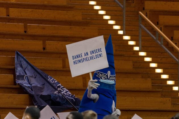 Hakro Merlins Maskottchen HAKRO Merlins Crailsheim vs. Hamburg Towers, Basketball, Bundesliga, easy credit BBL, Spieltag 32, Spielzeit 2020 2021, 02.05.2021, ¨¨ HAKRO Merlins Crailsheim vs. Hamburg Towers, Basketball, Bundesliga, easy credit BBL, Spieltag 32, Spielzeit 2020 2021, 02.05.2021 Ilshofen Copyright: xNinaxSander xEibnerxPressefotoxIx EP_NSR