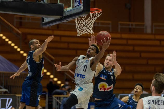 Elias Lasisi (Hakro Merlins Crailsheim, 6) T.J. Shorts (Hamburg Towers, 0) Fabian Bleck (Hakro Merlins Crailsheim, 9) HAKRO Merlins Crailsheim vs. Hamburg Towers, Basketball, Bundesliga, easy credit BBL, Spieltag 32, Spielzeit 2020 2021, 02.05.2021, ¨¨ HAKRO Merlins Crailsheim vs. Hamburg Towers, Basketball, Bundesliga, easy credit BBL, Spieltag 32, Spielzeit 2020 2021, 02.05.2021 Ilshofen Copyright: xNinaxSander xEibnerxPressefotoxIx EP_NSR