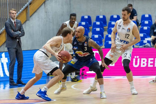 Jordan Swing (Hamburg Towers, 2) Maurice Stuckey (Hakro Merlins Crailsheim, 3) Johannes Richter (Hamburg Towers, 12) HAKRO Merlins Crailsheim vs. Hamburg Towers, Basketball, Bundesliga, easy credit BBL, Spieltag 32, Spielzeit 2020 2021, 02.05.2021, ¨¨ HAKRO Merlins Crailsheim vs. Hamburg Towers, Basketball, Bundesliga, easy credit BBL, Spieltag 32, Spielzeit 2020 2021, 02.05.2021 Ilshofen Copyright: xNinaxSander xEibnerxPressefotoxIx EP_NSR
