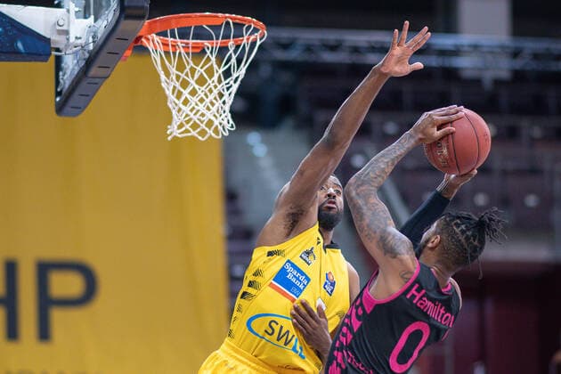 Jamel McLean (MHP Riesen Ludwigsburg, 07), Alex Hamilton (Telekom Baskets Bonn, 00), MHP Riesen Ludwigsburg vs. Telekom Baskets Bonn, Basketball, Bundesliga, easycredit BBL, 32. Spieltag, Spielzeit 2020 2021, 02.05.2021, MHP Riesen Ludwigsburg vs. Telekom Baskets Bonn, Basketball, Bundesliga, easycredit BBL, 32. Spieltag, Spielzeit 2020 2021, 02.05.2021 Ludwigsburg Copyright: xEibner-Pressefoto SaschaxWaltherx EP_SWA