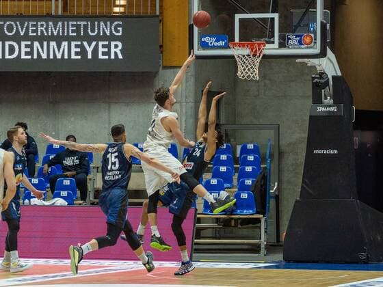 Maik Kotsar (Hamburg Towers, 11) Bogdan Radosvljevic (Hakro Merlins Crailsheim, 15)Jeremy Jones (Hakro Merlins Crailsheim, 24) HAKRO Merlins Crailsheim vs. Hamburg Towers, Basketball, Bundesliga, easy credit BBL, Spieltag 32, Spielzeit 2020 2021, 02.05.2021, ¨¨ HAKRO Merlins Crailsheim vs. Hamburg Towers, Basketball, Bundesliga, easy credit BBL, Spieltag 32, Spielzeit 2020 2021, 02.05.2021 Ilshofen Copyright: xNinaxSander xEibnerxPressefotoxIx EP_NSR
