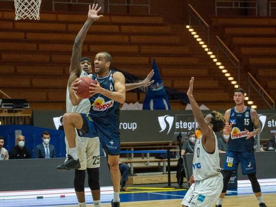 Elias Lasisi (Hakro Merlins Crailsheim, 6) T.J. Shorts (Hamburg Towers, 0) HAKRO Merlins Crailsheim vs. Hamburg Towers, Basketball, Bundesliga, easy credit BBL, Spieltag 32, Spielzeit 2020 2021, 02.05.2021, ¨¨ HAKRO Merlins Crailsheim vs. Hamburg Towers, Basketball, Bundesliga, easy credit BBL, Spieltag 32, Spielzeit 2020 2021, 02.05.2021 Ilshofen Copyright: xNinaxSander xEibnerxPressefotoxIx EP_NSR