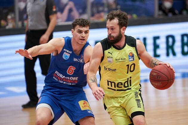 Syntainics MBC - Medi Bayreuth, Basketball, Bundesliga, Maenner, 2020 2021, 32. Spieltag, 02.05.2021, v.l.: Marko Krstanovic (MBC, 6), Bastian Doreth (Bayreuth, 10). Syntainics MBC - Medi Bayreuth, Basketball, Bundesliga, Maenner, 2020 2021, 32. Spieltag, 02.05.2021, Weissenfels