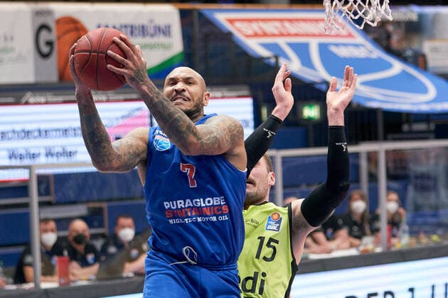 Syntainics MBC - Medi Bayreuth, Basketball, Bundesliga, Maenner, 2020 2021, 32. Spieltag, 02.05.2021, v.l.: Sergio Kerusch (MBC, 7), Matthew Tiby (bayreuth, 15). Syntainics MBC - Medi Bayreuth, Basketball, Bundesliga, Maenner, 2020 2021, 32. Spieltag, 02.05.2021, Weissenfels