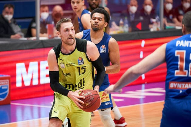 Syntainics MBC - Medi Bayreuth, Basketball, Bundesliga, Maenner, 2020 2021, 32. Spieltag, 02.05.2021, v.l.: Matthew Tiby (bayreuth, 15), Quinton Hooker (MBC, 21). Syntainics MBC - Medi Bayreuth, Basketball, Bundesliga, Maenner, 2020 2021, 32. Spieltag, 02.05.2021, Weissenfels