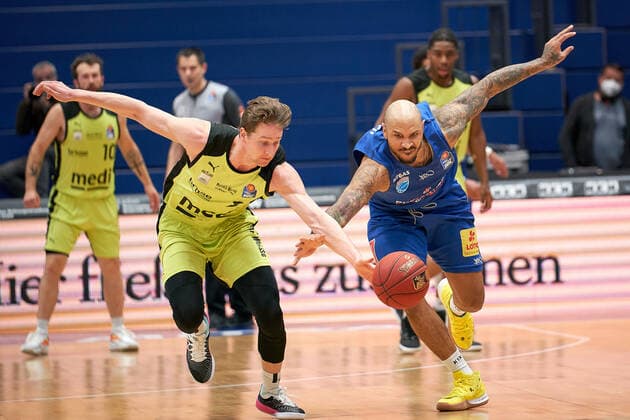 Syntainics MBC - Medi Bayreuth, Basketball, Bundesliga, Maenner, 2020 2021, 32. Spieltag, 02.05.2021, v.l.: David Walker (Bayreuth, 23), Sergio Kerusch (MBC, 7). Syntainics MBC - Medi Bayreuth, Basketball, Bundesliga, Maenner, 2020 2021, 32. Spieltag, 02.05.2021, Weissenfels