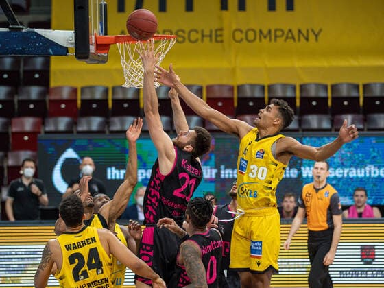 Andrew Warren (MHP Riesen Ludwigsburg, 24), Leon Kratzer (Telekom Baskets Bonn, 21), Alex Hamilton (Telekom Baskets Bonn, 00), Oscar DA Silva (MHP Riesen Ludwigsburg, 30), MHP Riesen Ludwigsburg vs. Telekom Baskets Bonn, Basketball, Bundesliga, easycredit BBL, 32. Spieltag, Spielzeit 2020 2021, 02.05.2021, MHP Riesen Ludwigsburg vs. Telekom Baskets Bonn, Basketball, Bundesliga, easycredit BBL, 32. Spieltag, Spielzeit 2020 2021, 02.05.2021 Ludwigsburg Copyright: xEibner-Pressefoto SaschaxWaltherx EP_SWA