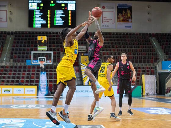 Jaleen Smith (MHP Riesen Ludwigsburg, 03), Alex Hamilton (Telekom Baskets Bonn, 00) MHP Riesen Ludwigsburg vs. Telekom Baskets Bonn, Basketball, Bundesliga, easycredit BBL, 32. Spieltag, Spielzeit 2020 2021, 02.05.2021, MHP Riesen Ludwigsburg vs. Telekom Baskets Bonn, Basketball, Bundesliga, easycredit BBL, 32. Spieltag, Spielzeit 2020 2021, 02.05.2021 Ludwigsburg Copyright: xEibner-Pressefoto SaschaxWaltherx EP_SWA