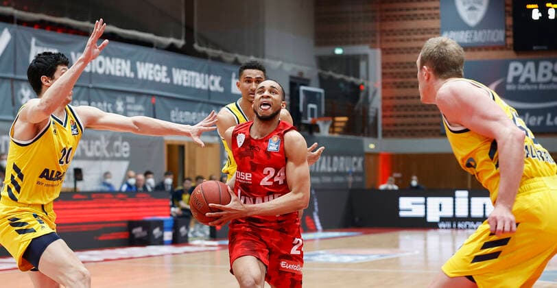 02.05.2021, Basketball, BBL 2020 2021, 32. Spieltag, s.Oliver Wuerzburg - ALBA BERLIN, GER, Wuerzburg, s.Oliver Arena, Bild: v. li. Simone Fontecchio (ALBA BERLIN), Cameron Hunt (s.Oliver Wuerzburg), Maodo Lo (ALBA BERLIN) und Luke Sikma (ALBA BERLIN) Copyright: HMBxMedia xHeikoxBecker