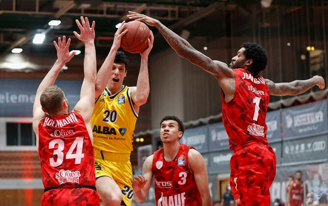 02.05.2021, Basketball, BBL 2020 2021, 32. Spieltag, s.Oliver Wuerzburg - ALBA BERLIN, GER, Wuerzburg, s.Oliver Arena, Bild: v. li. Felix Hoffmann (s.Oliver Wuerzburg), Simone Fontecchio (ALBA BERLIN), Tyson Ward (s.Oliver Wuerzburg) und Perry Jones III (s.Oliver Wuerzburg) Copyright: HMBxMedia xHeikoxBecker