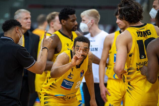 Zeigt es an Andrew Warren (MHP Riesen Ludwigsburg, 24) ein Punkt fuer Aeneas Jung (MHP Riesen Ludwigsburg, 10), MHP Riesen Ludwigsburg vs. Telekom Baskets Bonn, Basketball, Bundesliga, easycredit BBL, 32. Spieltag, Spielzeit 2020 2021, 02.05.2021, MHP Riesen Ludwigsburg vs. Telekom Baskets Bonn, Basketball, Bundesliga, easycredit BBL, 32. Spieltag, Spielzeit 2020 2021, 02.05.2021 Ludwigsburg Copyright: xEibner-Pressefoto SaschaxWaltherx EP_SWA