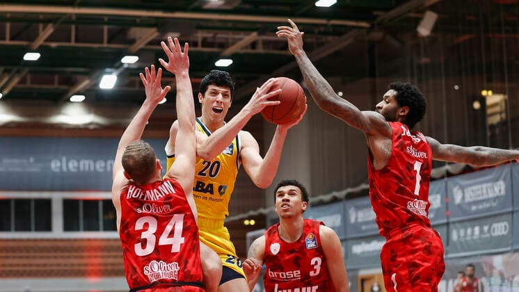 02.05.2021, Basketball, BBL 2020 2021, 32. Spieltag, s.Oliver Wuerzburg - ALBA BERLIN, GER, Wuerzburg, s.Oliver Arena, Bild: v. li. Felix Hoffmann (s.Oliver Wuerzburg), Simone Fontecchio (ALBA BERLIN), Tyson Ward (s.Oliver Wuerzburg) und Perry Jones III (s.Oliver Wuerzburg) Copyright: HMBxMedia xHeikoxBecker
