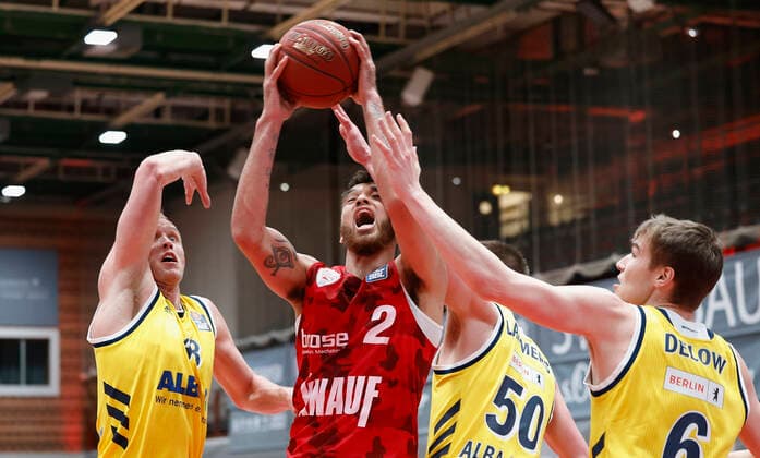 02.05.2021, Basketball, BBL 2020 2021, 32. Spieltag, s.Oliver Wuerzburg - ALBA BERLIN, GER, Wuerzburg, s.Oliver Arena, Bild: v. li. Luke Sikma (ALBA BERLIN), Brekkott Chapman (s.Oliver Wuerzburg), Ben Lammers (ALBA BERLIN) und Malte Delow (ALBA BERLIN) Copyright: HMBxMedia xHeikoxBecker