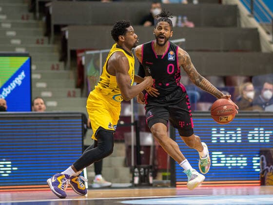 Yorman Polas Bartolo (MHP Riesen Ludwigsburg, 13), Alex Hamilton (Telekom Baskets Bonn, 00), MHP Riesen Ludwigsburg vs. Telekom Baskets Bonn, Basketball, Bundesliga, easycredit BBL, 32. Spieltag, Spielzeit 2020 2021, 02.05.2021, MHP Riesen Ludwigsburg vs. Telekom Baskets Bonn, Basketball, Bundesliga, easycredit BBL, 32. Spieltag, Spielzeit 2020 2021, 02.05.2021 Ludwigsburg Copyright: xEibner-Pressefoto SaschaxWaltherx EP_SWA