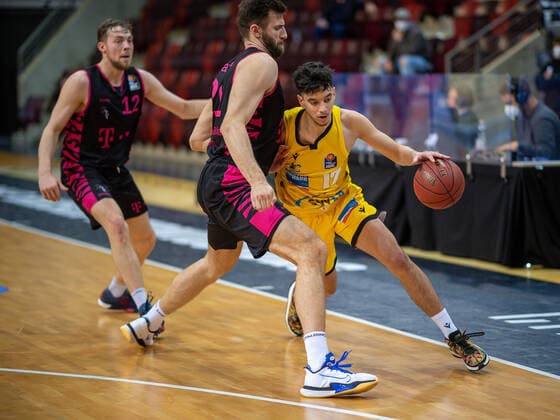 Kilian Binapfl (Telekom Baskets Bonn, 12), Leon Kratzer (Telekom Baskets Bonn, 21), Nico Santana Mojica (MHP Riesen Ludwigsburg, 17), MHP Riesen Ludwigsburg vs. Telekom Baskets Bonn, Basketball, Bundesliga, easycredit BBL, 32. Spieltag, Spielzeit 2020 2021, 02.05.2021, MHP Riesen Ludwigsburg vs. Telekom Baskets Bonn, Basketball, Bundesliga, easycredit BBL, 32. Spieltag, Spielzeit 2020 2021, 02.05.2021 Ludwigsburg Copyright: xEibner-Pressefoto SaschaxWaltherx EP_SWA