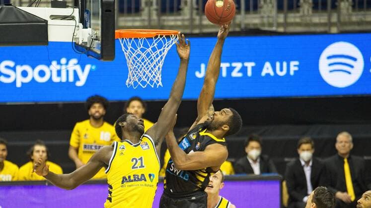 v.l. Christ Koumadje - Alba 21, Jamel McLean - Ludwigsburg 7, 04.05.2021, BBL, Alba Berlin vs MHP RIESEN Ludwigsburg, in der Mercedes Benz Arena, GER, Berlin, 04.05.2021, BBL, Alba vs MHP RIESEN Ludwigsburg Berlin Copyright: xUwexKoch Eibner-Pressefotox EP_UKH
