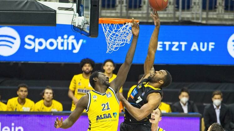 v.l. Christ Koumadje - Alba 21, Jamel McLean - Ludwigsburg 7, 04.05.2021, BBL, Alba Berlin vs MHP RIESEN Ludwigsburg, in der Mercedes Benz Arena, GER, Berlin, 04.05.2021, BBL, Alba vs MHP RIESEN Ludwigsburg Berlin Copyright: xUwexKoch Eibner-Pressefotox EP_UKH