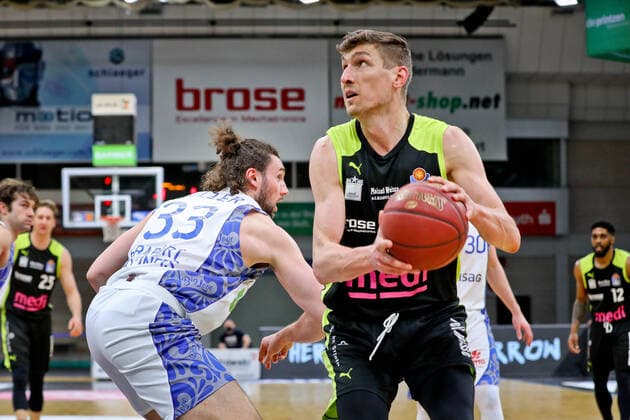 33 Marco Völler 11 Andreas Seiferth (medi) medi bayreut vs. Fraport Skyliners, Basketball, Bundesliga, easycredit BBL, 33. Spieltag, Spielzeit 2020 2021, 04.05.2021, medi bayreut vs. Fraport Skyliners, Basketball, Bundesliga, easycredit BBL, 33. Spieltag, Spielzeit 2020 2021, 04.05.2021 Bayreuth Copyright: xEibner-Pressefoto ThorstenxOchsx EP_TOS