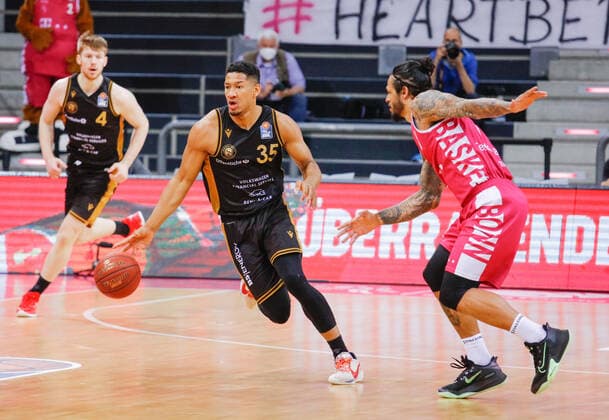 Gavin Jallow (Basketball Loewen Braunschweig 35) zieht an seinem Gegenspieler vorbei. Telekom Baskets Bonn vs. Basketball Loewen Braunschweig, Herren, Basketball, Bundesliga, 33. Spieltag, 2020 2021, 04.05.2021 Telekom Baskets Bonn vs. Basketball Loewen Braunschweig, Herren, Basketball, Bundesliga, 33.Spieltag, 2020 2021, 04.05.2021 Bonn Copyright: xJulianxMeusel Eibner-Pressefotox EP_JML