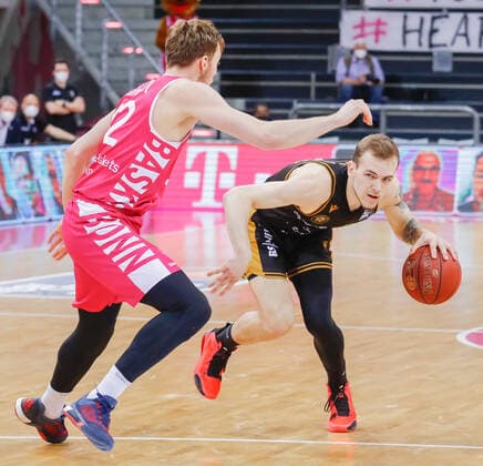 Arnas VeliÄka (Basketball Loewen Braunschweig 24) versucht, an Kilian Binapfl (Telekom Baskets Bonn, 12) vorbeizukommen. Telekom Baskets Bonn vs. Basketball Loewen Braunschweig, Herren, Basketball, Bundesliga, 33. Spieltag, 2020 2021, 04.05.2021 Telekom Baskets Bonn vs. Basketball Loewen Braunschweig, Herren, Basketball, Bundesliga, 33.Spieltag, 2020 2021, 04.05.2021 Bonn Copyright: xJulianxMeusel Eibner-Pressefotox EP_JML